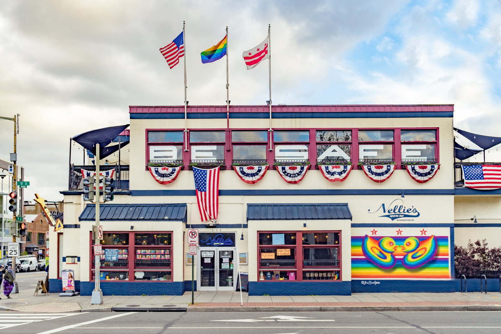 Introduction: Welcoming LGBTQ+‌ Sports Bars: A Safe Haven for Fans‌ and Athletes